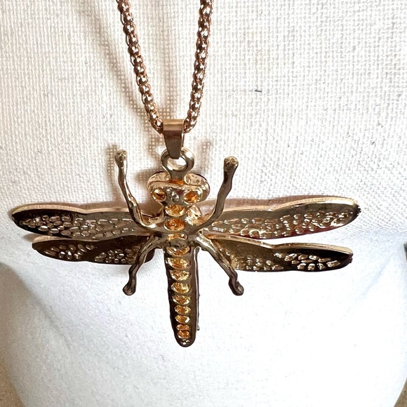 Betsy Johnson NWT Dragonfly Pendant Medallion Necklace Red & Gold - Picture 9 of 12